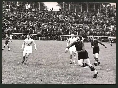 Fotografie Ansicht Wien, Praterstadion, Handballspiel WAC Wien gegen SV Waldhof Mannheim 1939