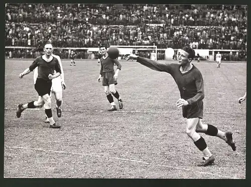 Fotografie Ansicht Wien, Praterstadion, Handballspiel WAC Wien gegen SV Waldhof Mannheim 1939