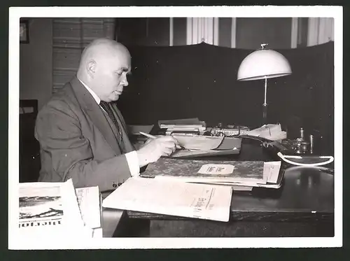Fotografie Oberpostdirektor Martin Zitzlaff in seinem Berliner Büro 1941