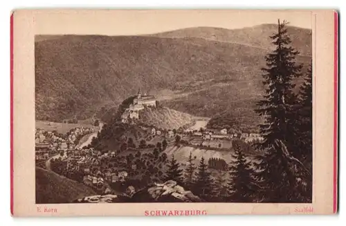 Fotografie E. Korn, Saalfeld, Ansicht Schwarzburg, Panorama mit Schloss Schwarzburg