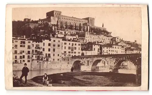 Fotografie Fotograf unbekannt, Ansicht Verona, Gebäude am Ufer und Brücke