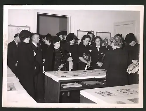 Fotografie Ansicht Berlin, Besichtigung von Mustern bei Schau der Manufaktur des dt. Modeinstituts Lichterfelde-Ost 1940