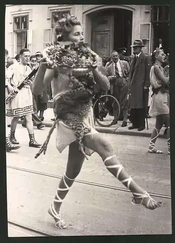 Fotografie Ansicht Baden, Festzug zum Fest der Traube, Tänzerin führt den Tanz der Bachchantinnen vor