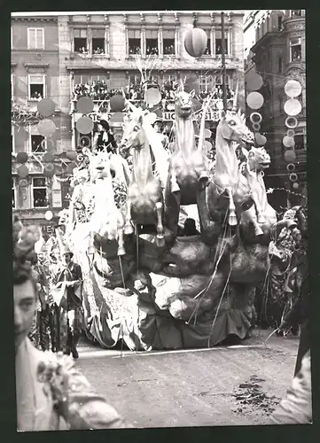 Fotografie Ansicht Wien, Festlich geschmückter Wagen mit reichlich Zuschauern zum erstmaligen Karnevalsfestzug 1939