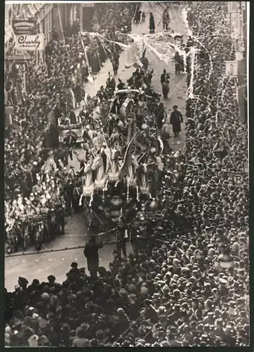 Fotografie Ansicht Wien, Geschmückter Wagen und Zuschauermassen beim erstmaligen Karnevalsfestumzug 1939