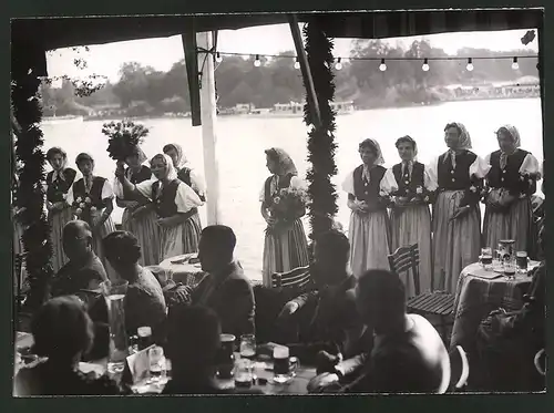 Fotografie Ansicht Berlin-Stralau, Fischermädchen in Tracht begrüssen die Ehrengäste des Stralauer Fischzuges 1938