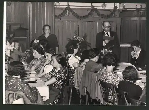 Fotografie Ansicht Prein a.d. Rax, Dr. Josef Wenter hält einen Vortrag im NSV-Mütterheim Preinerwand am Muttertag