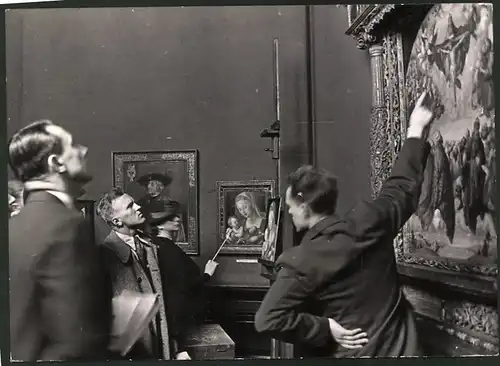 Fotografie Ansicht Wien, Fremdenführer Schulung im kunsthistorischen Museum vor Dürer-Altar-Gemälde 1939