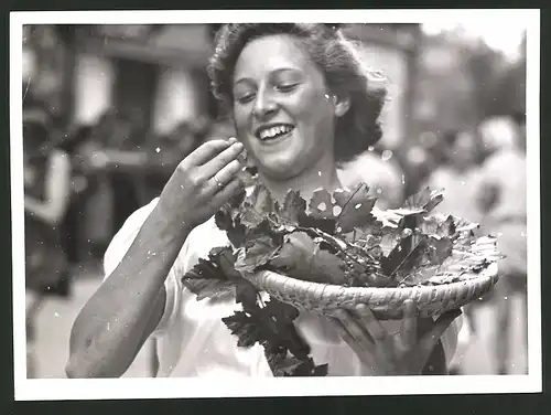 Fotografie Ansicht Baden, hübsche Frau beim Fest der Traube