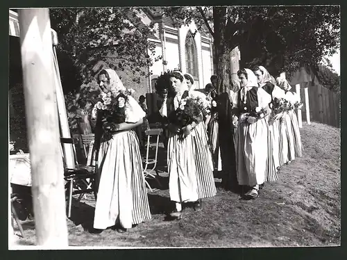 Fotografie Ansicht Berlin-Stralau, Fischermädchen in Tracht beim Stralauer Fischzug 1938