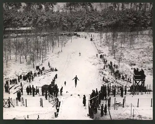Fotografie Ansicht Berlin-Grunewald, Skimeisterschaft Sprunglauf 1939, Szene an der Grunewaldschanze