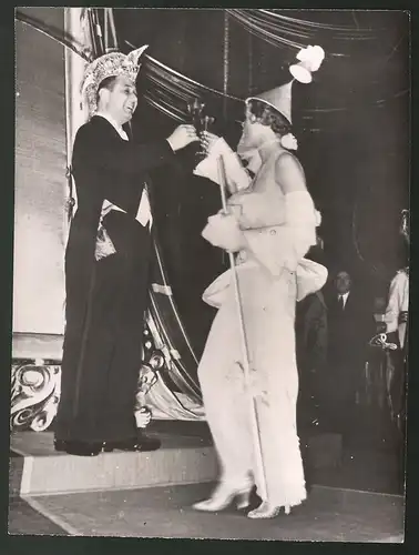Fotografie Prinz Karneval begrüsst eine Dame, Fasching