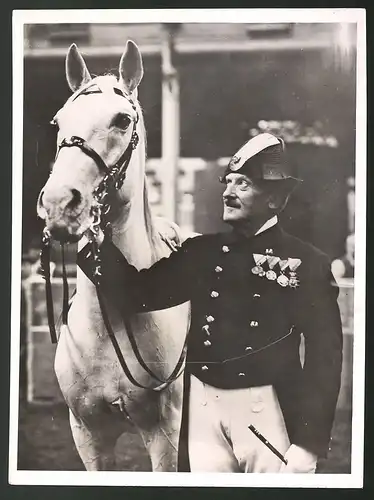 Fotografie Ansicht London, Führer der Wiener Spanischen Reitschule beim Besuch eines Intern. Turniers