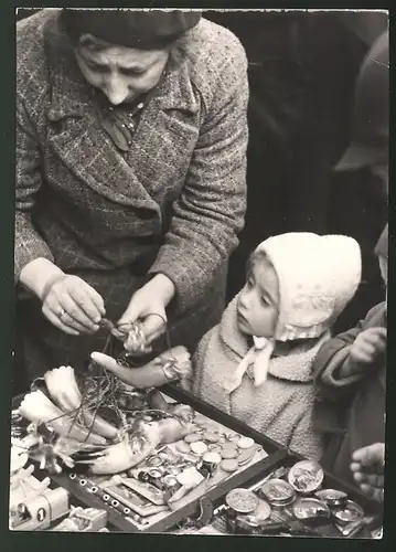 Fotografie Ansicht Wien, Christkindlmarkt 1939, Mutter & Kind am Tag der Eröffnung