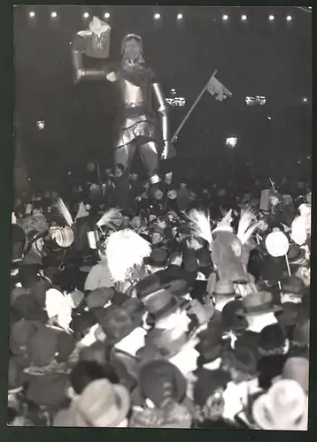 Fotografie Ansicht Wien, Fasching-Ausklang 1939, Papierlaternenrummel auf dem Platz
