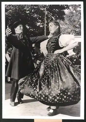 Fotografie Schwarzwälder Trachtenpaar tanzt unter der Dorflinde 1943
