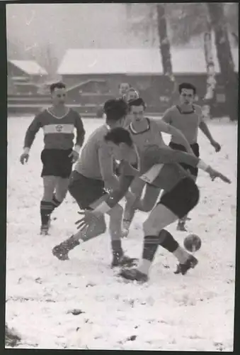 Fotografie Handballspiel Polizei gegen Donau im Schnee 1939