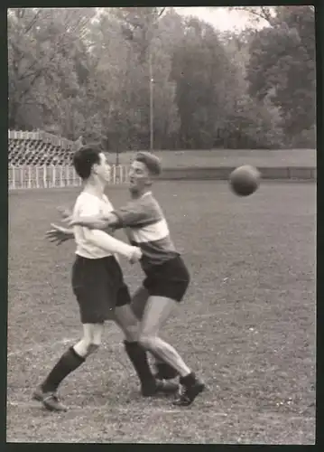 Fotografie Ansicht Wien, WAC-Platz, Handballspiel WAC gegen Polizei 1939, Spieler prallen zusammen