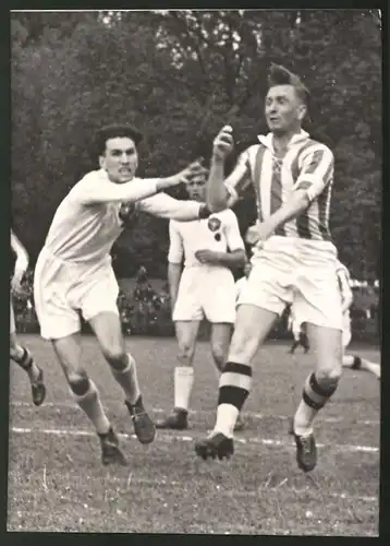 Fotografie Handballspiel, Städtekampf Wien vs Breslau, Wiener im Angriff, 1939