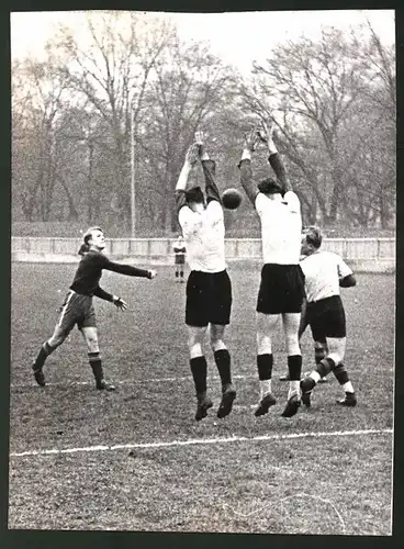 Fotografie Ansicht Wien, WAC-Platz, Handballspiel Gauliga Altturn gegen WAC 1938