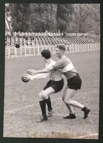 Fotografie Ansicht Wien, WAC-Platz, Handballspiel WAC Wien gegen Polizei, Spieler im Zweikampf 1939