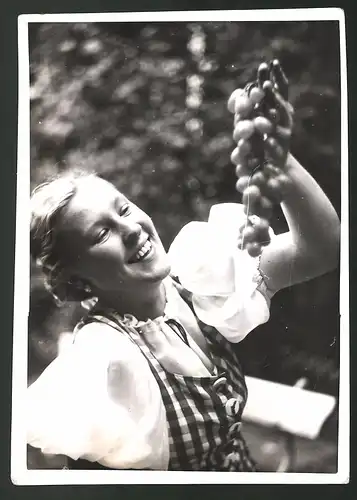 Fotografie Weinlese, hübsche Antonia freut sich über reife Traube