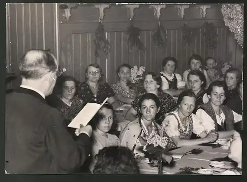 Fotografie Ansicht Prein an der Rax, NSV-Mütterheim, Dr. Josef Wenter liest aus seinen Werken zum Muttertag 1939 vor