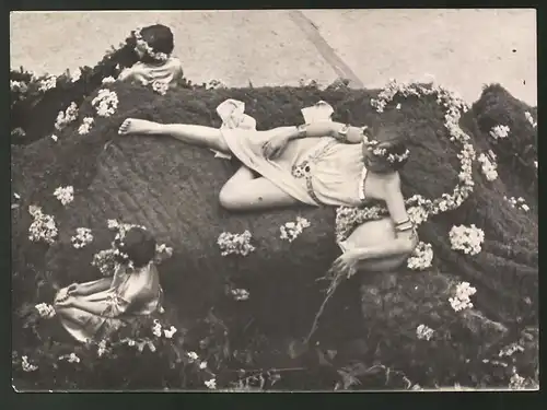 Fotografie Wilhelm Sturm, Ansicht Baden, Schönheit auf Festwagen beim Fest der Traube 1938