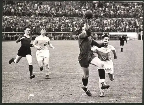 Fotografie Ansicht Wien, Praterstadion, Handballspiel WAC Wien gegen SV Waldhof Mannheim 1939