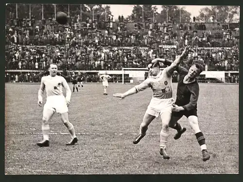 Fotografie Ansicht Wien, Praterstadion, Handballspiel WAC Wien vs SV Waldhof Mannheim 1939, Wiener im Angriff