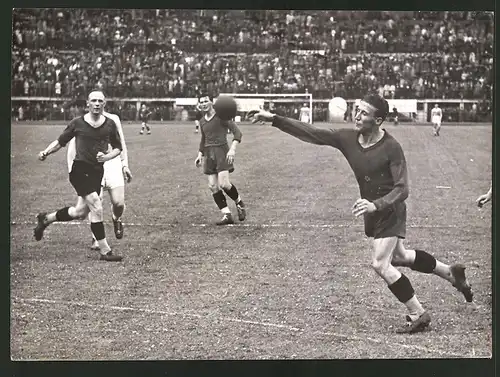 Fotografie Handballspiel WAC Wien gegen SV Waldhof Mannheim, Wien in der Offensive, 1939