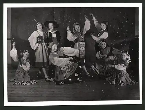 Fotografie Tanzgruppe Grete Reinhart, Tanzaufführung in der Urania Wien 1942