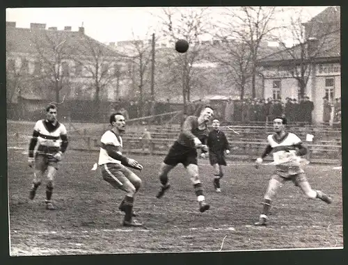 Fotografie Handballspiel WAC gegen Alt-Turn 1938, WAC Stürmer Wollack beim Torwurf