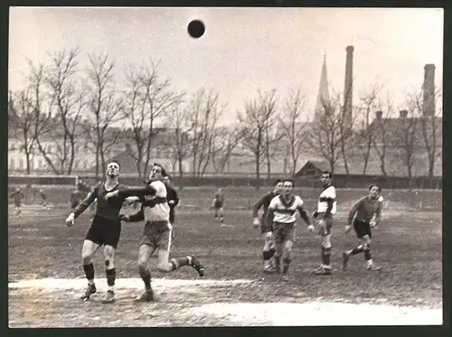 Fotografie Handballspiel WAC gegen Alt-Turn 1938, WAC Stürmer Wollack bei einer Offensivaktion