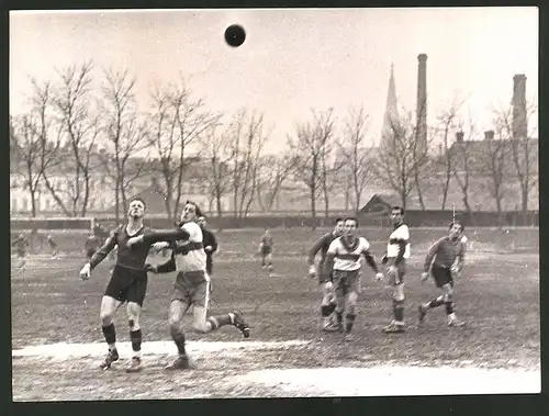 Fotografie Handballspiel WAC vs Alt-Turn 1938, WAC-Stürmer Wollack in der Offensive