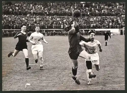Fotografie Handballspiel WAC Wien gegen SV Waldhof Mannheim, Wien greift an, 1939