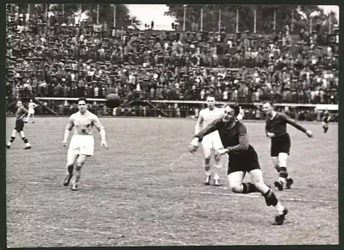 Fotografie Handballspiel WAC Wien vs SV Waldhof Mannheim, Wien im Angriff, 1939