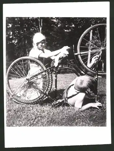 Fotografie Mädchen mit Zöpfen putzt Fahrrad - Velo vor der Pfingstfahrt 1939