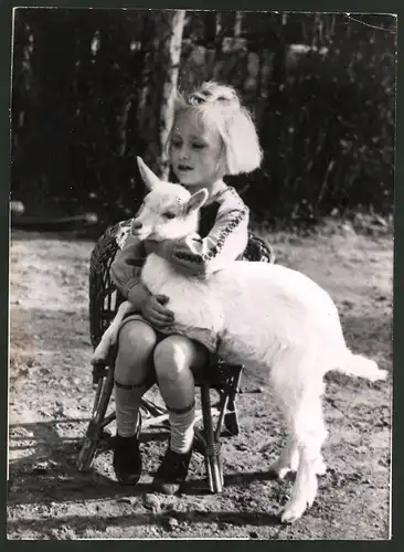 Fotografie niedliches Mädchen schmust mit Lamm 1944