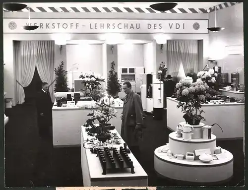 Fotografie Werkstoff Lehrschau des VDI, Ausstellungsraum mit Gegenständen aus deutschen Werkstoffen 1938