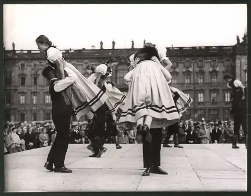 Fotografie Ansicht Berlin, Lustgarten, Trachtengruppe bei Tanzvorführung 1938