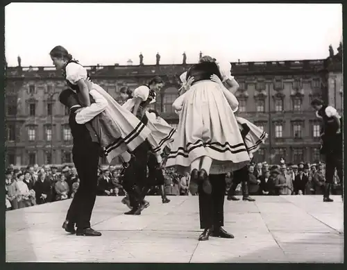 Fotografie Ansicht Berlin, Trachtengruppe bei Tanzvorführung im Lustgarten 1938