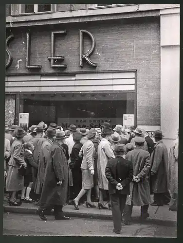 Fotografie Ansicht Leipzig, Herbstmesse 1940, Passanten vor Schaufenster