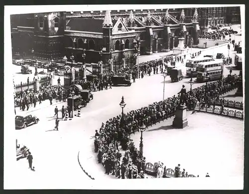 Fotografie Ansicht London, Menschenmenge vor dem Parlament wartet auf Beschlüsse