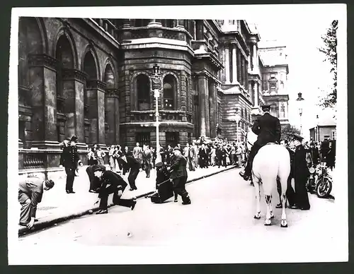 Fotografie Ansicht London, Polizeieinsatz vor dem Aussenministerium