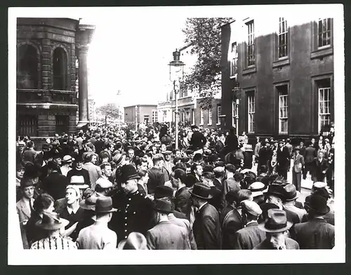 Fotografie Ansicht London, Polizei und Menschenmenge in der Downingstreet am 30.8.1939