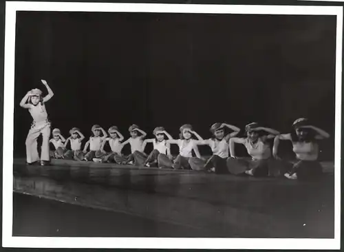 Fotografie Ansicht Wien, Tanzgruppe Lilly von Wieden auf der Bühne im Konzerthaus, 7.6.1944