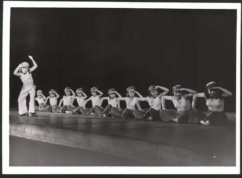 Fotografie Ansicht Wien, Tanzgruppe Lilly von Wieden auf der Bühne im Konzerthaus, 7.6.1944