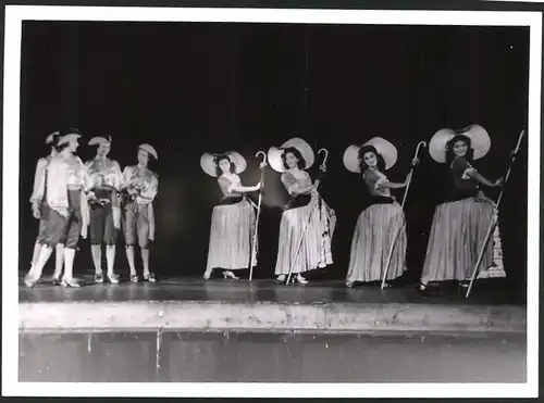 Fotografie Ansicht Wien, Revue der Tanzgruppe Lilly von Wieden im Konzerthaus, 7.6.1944