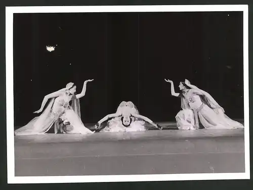 Fotografie Ansicht Wien, Akrobatischer Akt der Tanzgruppe Lilly von Wieden auf der Bühne im Konzerthaus, 7.6.1944